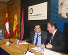 El consejero de Fomento, Antonio Silván (drch), conversa con el director autonómico de Telefónica, Juan Carlos Morán.