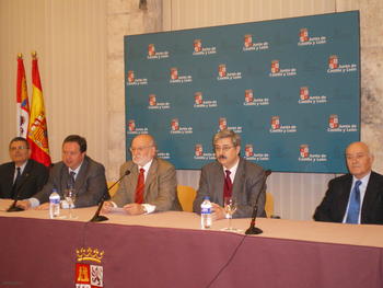 El presidente del jurado, José antonio Menéndez (centro), da a conocer el fallo del jurado junto a otros cuatro de sus miembros.