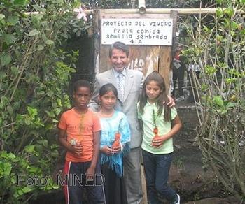 Un grupo de niños con el ministro de Educación, Raúl Vallejo.