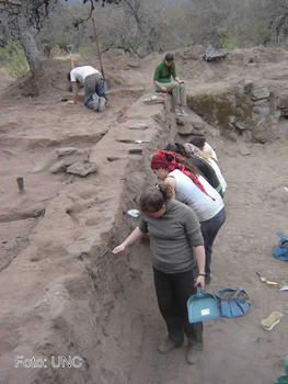 Arqueólogos de la Universidad Nacional de Córdoba, en una excavación.