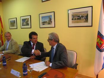 El rector de la UBU, Alfonso Murillo, y el director de la CIUDEN, José Ángel Azuara, firman el convenio.