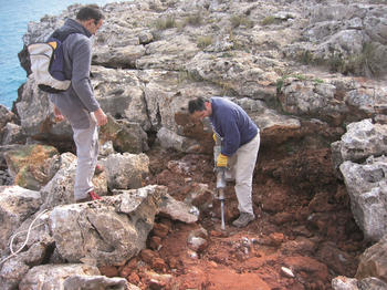 Momento de la excavación del yacimiento del Caló d’en Rafelino en Manacor (Mallorca).