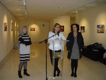 Mercedes Cantalapiedra (a la derecha), Inés Rodríguez Hidalgo y Nuria Molinero en la presentación de la muestra..