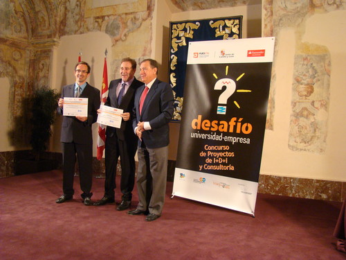El consejero de Educación entrega el primer premio del concurso Desafío Universidad-Empresa.