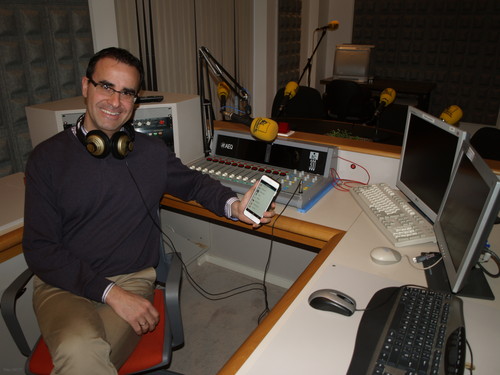 Luis Miguel Pedrero, en un estudio de radio de la Facultad de Comunicación de la UPSA.