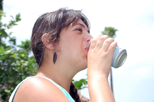 Joven bebe un refresco. Foto: F. Descubre.