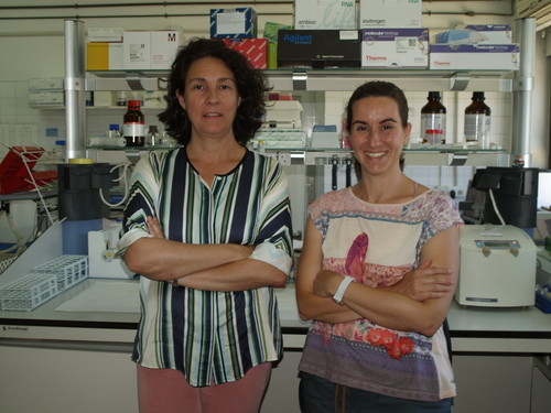 Mar Siles y la técnico de laboratorio María González. 