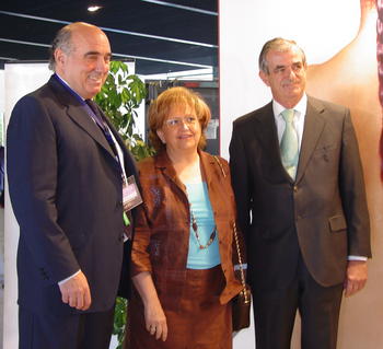 De izq a dcha: el doctor Noriega Trueba, María Ángeles Porres y Francisco Javier Álvarez Guisasola