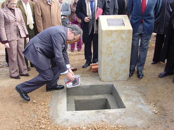 El rector de la Universidad de Salamanca introduce la urna en el lugar habilitado para la primera piedra del Parque Científico.