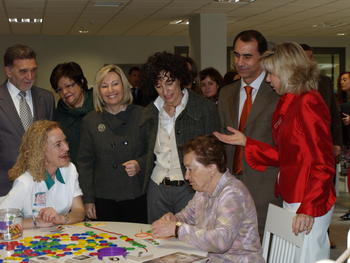 La ministra Mercedes Cabrera se interesa por los pacientes del Centro del Alzheimer que realizan ejercicios.
