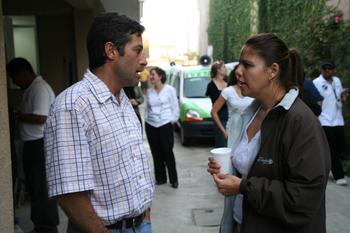 El autor principal del estudio, Richard Garfein, conversa con Prisci Orozovich, miembro del proyecto El Cuete. (Foto: Oralia Loza/Universidad de California, San Diego)
