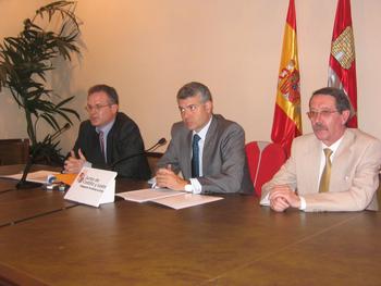 El delegado de la Junta, en el centro de la imagen, junto al doctor Revestido y Juan Bautista Rico, gerente de Sacyl en Ávila.