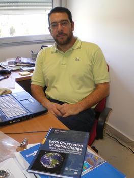 El investigador del Laboratorio de Teledetección Abel Calle muestra uno de los ejemplares de la publicación.