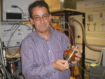 El investigador de TERMOCAL José Juan Segovia sostiene el resonador esférico que forma parte del termómetro.