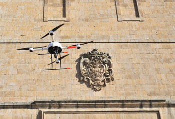 El pequeño helicóptero vuela junto a la torre de la catedral de Salamanca. Foto: Ayuntamiento de Salamanca.