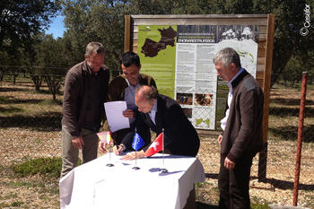 Los responsables de Arotz Food, el WSL de Suiza y la Fundación Cesefor firman el acuerdo (FOTO: Cesefor).