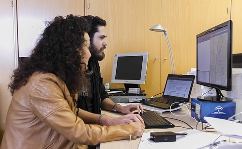 Informáticos de la Universidad de Granada manejan el sistema de control de tráfico en tiempo real. Foto: UGR.
