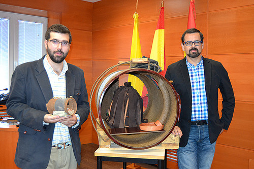 Dionisio Grande y Fernando Herráez con el prototipo. FOTO: UCAV.