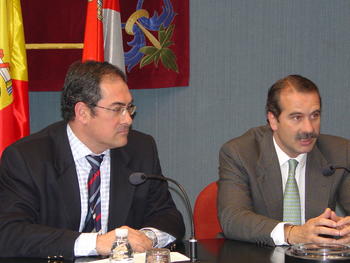 Baudillo Fernández - Mardomingo (a la derecha) durante la rueda de prensa