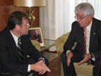 Antonio Silván (izq.) conversa con el rector de la Universidad de León, José Ángel Hermida.