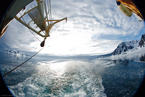 Un barco oceanográfico cruza el Océano Ártico.