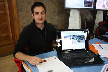 Pedro José García Vara muestra en el ordenador el proyecto sobre microalgas.