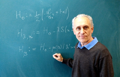 El matemático Silvestro Fassari investiga la modelización matemática del grafeno.