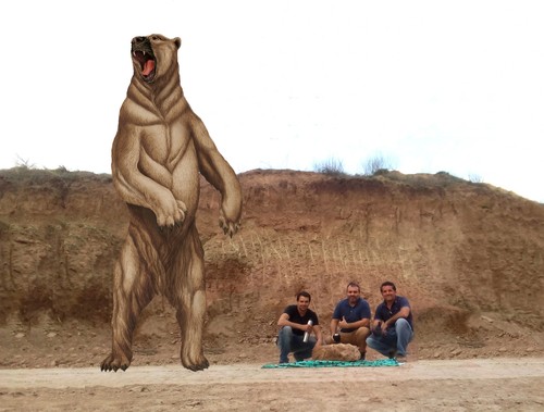 El oso con los tres descubridores.