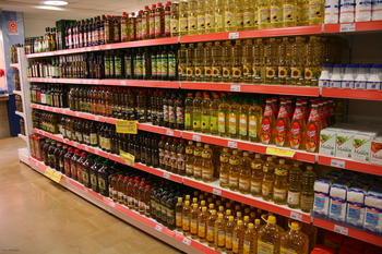 Estanterías de aceite de oliva en un supermercado de España.
