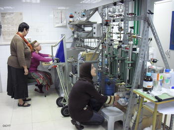 Negadi Latifa y Belabbaci  Aouicha trabajan en el laboratorio Termocal.