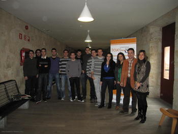 Los 12 alumnos junto con los técnicos de la Fundación General, Miguel Ángel Salinero y Eva Maestro, ambos a la derecha.