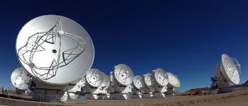 Antenas del ACA en Chajnantor. Crédito: ALMA (ESO/NAOJ/NRAO).