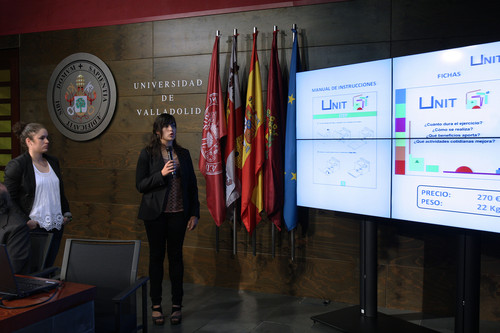 Cecilia Cossio Serdio y Ana Sánchez Pérez, alumnas de la Universidad de Valladolid, explican su proyecto. FOTO: UVA.