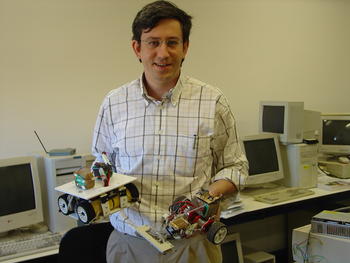 José Andrés Vicente con dos de los robots del Departamento de Informática y Automática de la Universidad de Salamanca