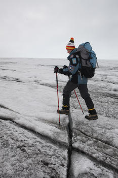 Carmen Domínguez avanza entre las nuevas grietas generadas en el Domo Menor del casquete glaciar Collins, en la Antártida, en una imagen de Javier Molina, de Glackma.
