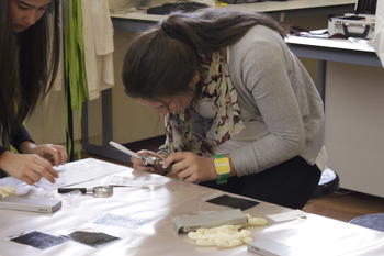 Una de las participantes observa una huella a través de la lupa (FOTO: Museo de la Ciencia).