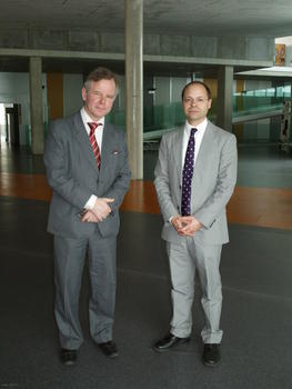 El rector de la Universidad de Oslo (Noruega), Ole Petter Ottersen, a la izquierda, junto a Manuel Sánchez Malmierca en el Incyl.