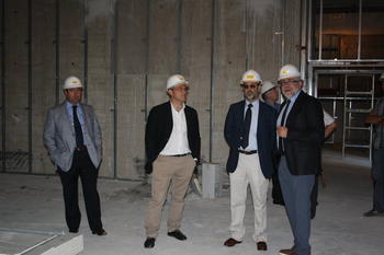 El director del CLPU, Luis Roso, muestra al rector de la Universidad de Salamanca el estado de las obras.