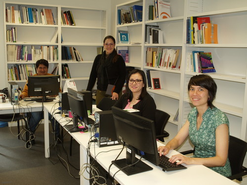 Rosario Mirabal junto a otros compañeros de doctorado en el Instituto eCyT.