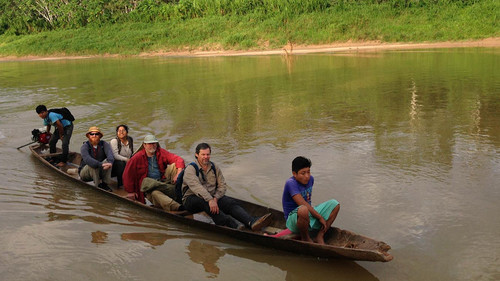 El grupo de trabajo y Marcelo Tejedor, cruzando el río. Foto: gentileza investigadores.