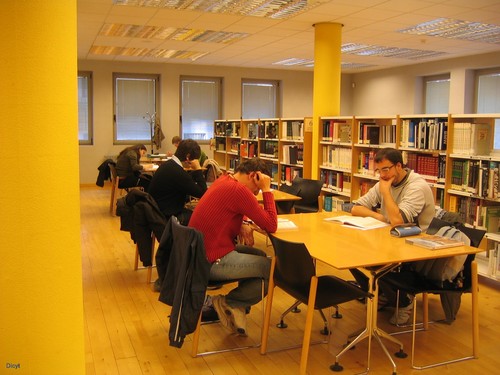 Desde ahora, cualquier puesto de lectura de la Biblioteca Pública de Ávila es válido para consultar internet