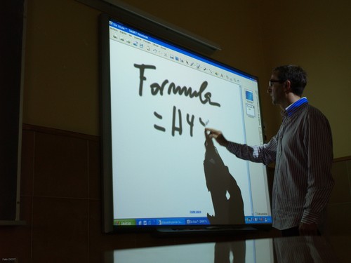 Un profesor del colegio de Nuestra Señora del Carmen de León realiza un ejercicio en una pizarra digital.