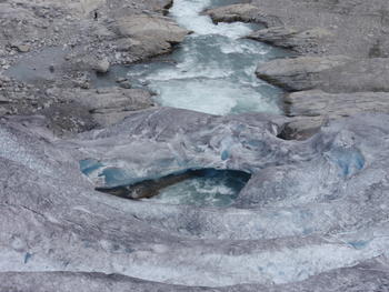 Glaciar que se convierte en río por el deshielo.