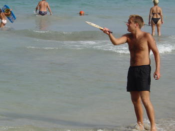 Un hombre practica deporte en la playa.