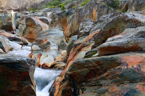 La erosión del río produce bellas formas y colores en la piedra volcánica. Foto: Javier Fernández Lozano.
