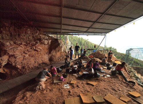 Excavaciones en la Cova del Bolomor.