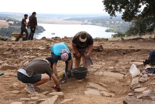Trabajos arqueológicos en El Castillón, con el río Esla al fondo.