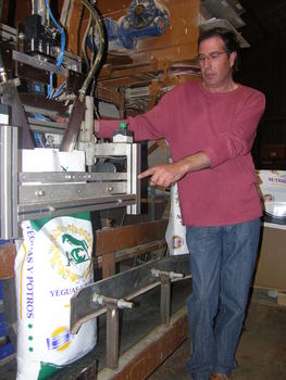 Julio Fuentes junto al prototipo de máquina de vacío.