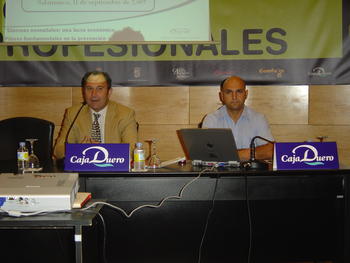 Sebastián Martín (derecha), responsable del Servicio Técnico de Pequeños Rumiantes de Laboratorios Intervet, durante su conferencia