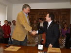 José María Fidalgo y José Ramón Alonso se dan la mano tras la firma del convenio
